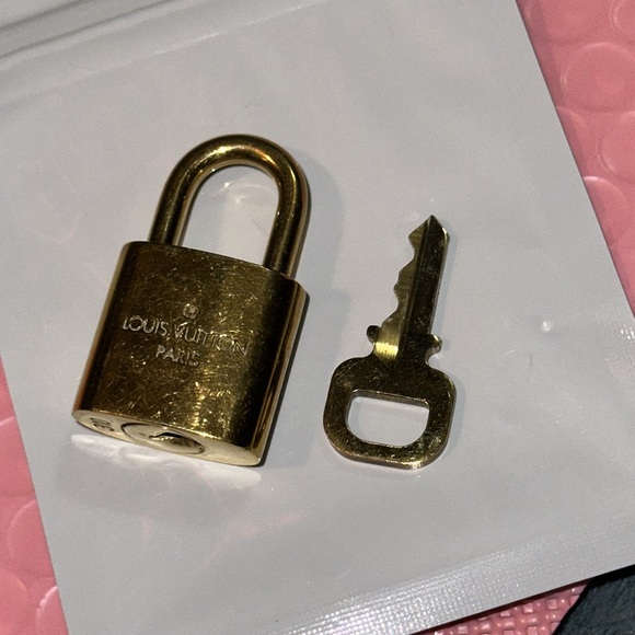Louis Vuitton gold lock and key 🔐 310 - Picture 12 of 12
